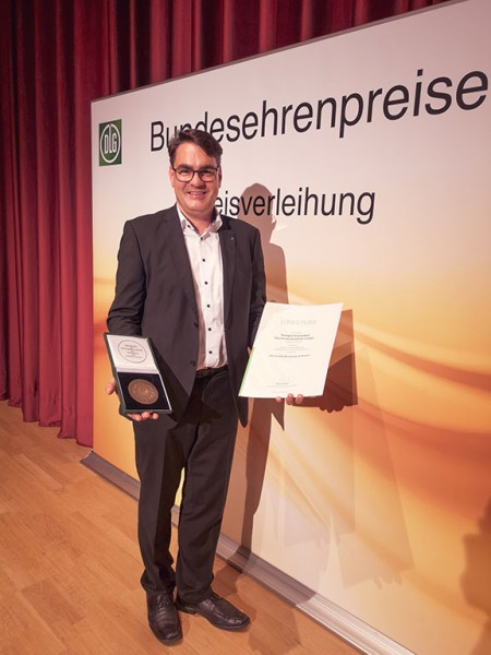 MF-mit-Urkunde-und-Medaille-Bundesehrenpreis-2019-Web-72-ppi
